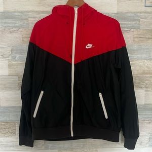 NIKE WINDRUNNER JACKET
Black, Red & Sail